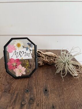 Black Octagon Pressed “mom” Flower Frame